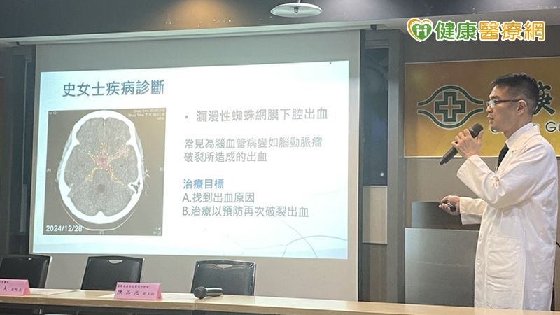 ▲顏君霖主任說明史女士當年病況,簡報中紅色陰影處為腦出血範圍。