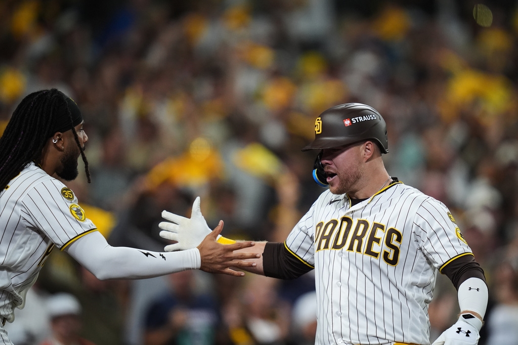 MLB(影)/穿走路靴也能當英雄!「Ho-ly Sheets」炸裂教士橫掃小熊