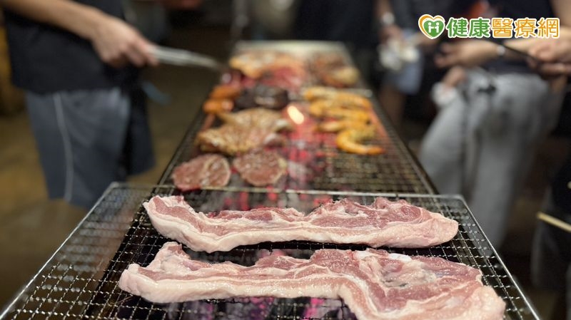 疑吃烤了半熟五花肉慘坐馬桶3小時 醫:生熟食未分開小心腸胃炎