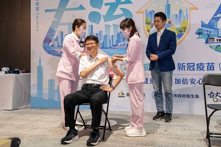▲台北市衛生局長黃建華現場施打疫苗。(圖/台大醫院提供)