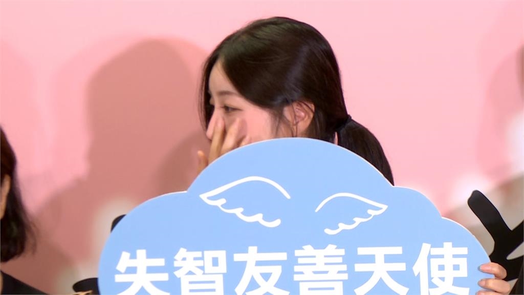 性感演出挨轟"像牛肉場" 安芝儇做公益紅眼眶 稱希望表演越來越好