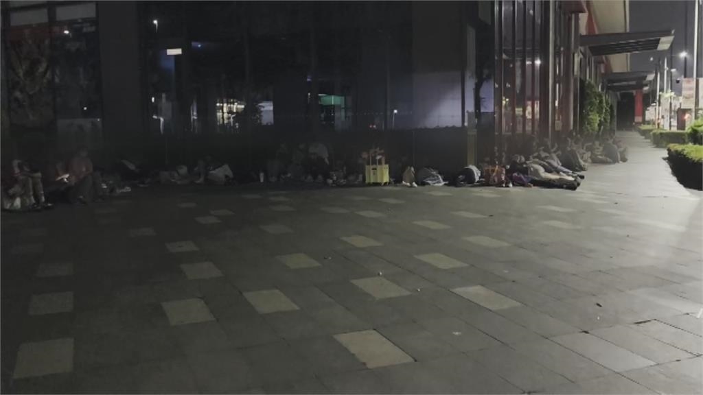 BIGBANG高雄快閃店禁夜排 傻眼!粉絲5點到場已排到轉角