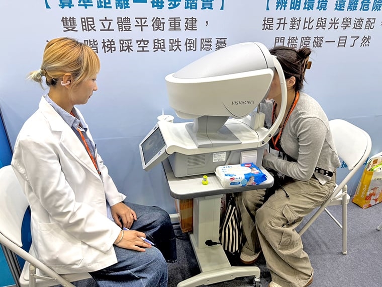 ▲廖日以表示,民眾購買隱形眼鏡前應先接受專業驗光、取得報告單,再依個人度數與驗配需求選擇適合產品。(圖/中華民國驗光生公會全國聯合會提供)