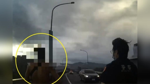 走上高架道路散步 31歲男半裸涉攻擊員警還身藏安毒