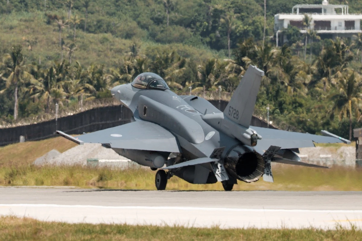 台灣接收首批2架美製F-16V戰機。(法新社)