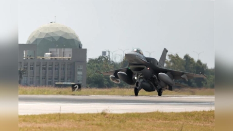 這一刻等待7年 2架全新F-16V Block 70降落台東志航基地