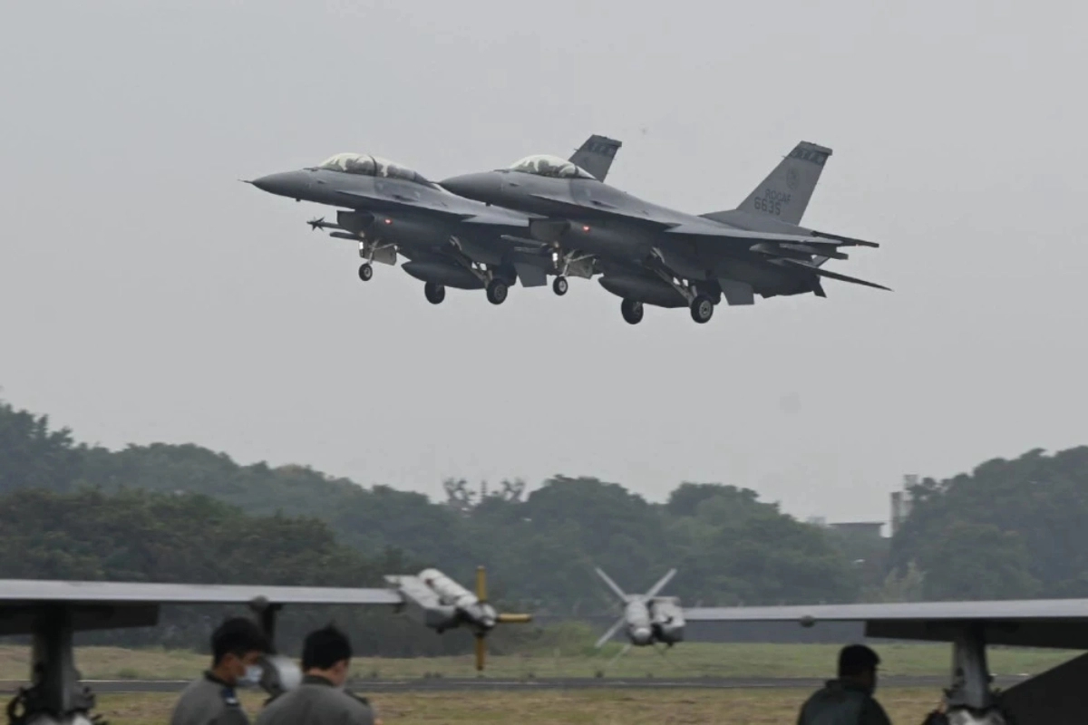 若把F16V機隊配上F15EX機隊，這樣的配置，能大幅增加滯空時間與作戰半徑，並減少空中加油次數，或者不需要另外的加油機，就變成了一個飛航距離可長可遠的戰機部隊。