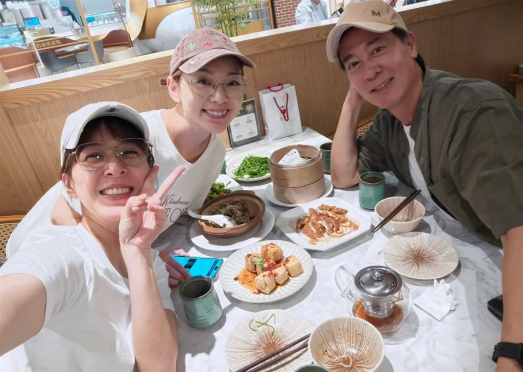 左起蘇晏霈、賴芊合、尹昭德相約聚餐。/ 翻攝尹昭德FB