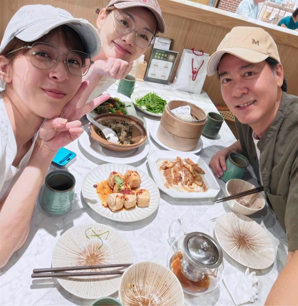 《豆腐媽媽》演員聚餐合照。/ 翻攝賴芊合FB