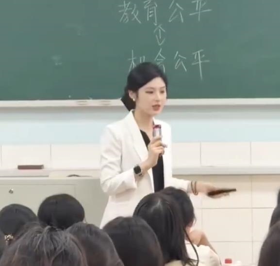 31歲女師顏值太猛「課堂模樣」流出暴紅!驚人背景曝…釣本尊神回1句網驚:格局拉滿