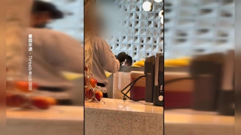 噁!五星飯店自助餐廳爆衛生疑慮 員工同手套「一戴到底」抓冰又擦桌