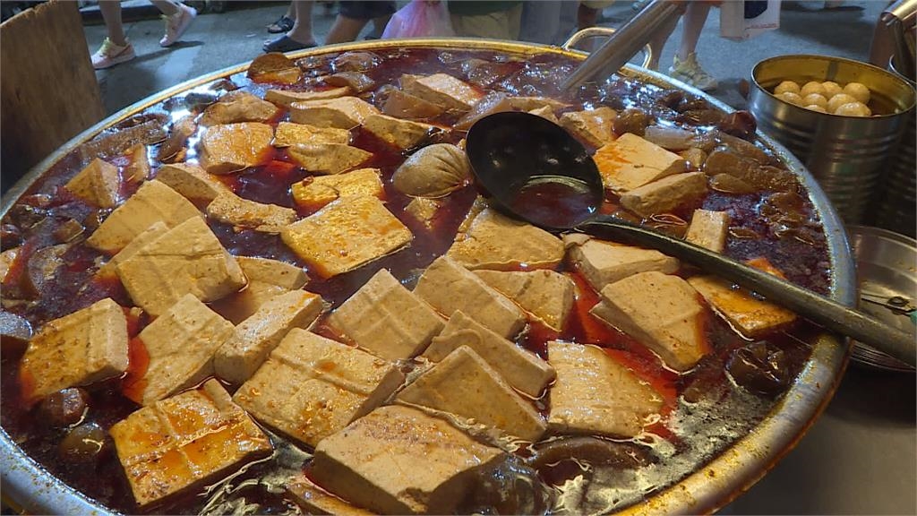 兄妹攜手！英才夜市麻辣鴨血　吸引饕客下雨也要吃