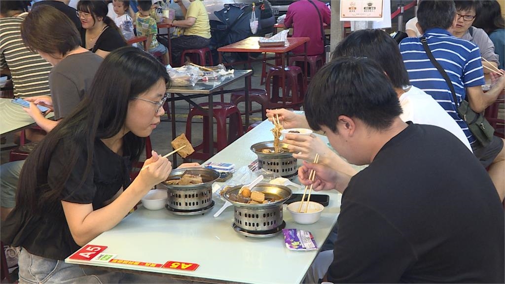 兄妹攜手！英才夜市麻辣鴨血　吸引饕客下雨也要吃