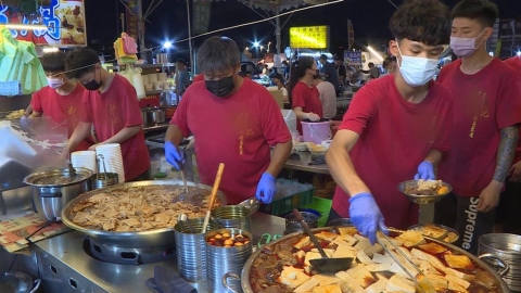 兄妹攜手！英才夜市麻辣鴨血　吸引饕客下雨也要吃