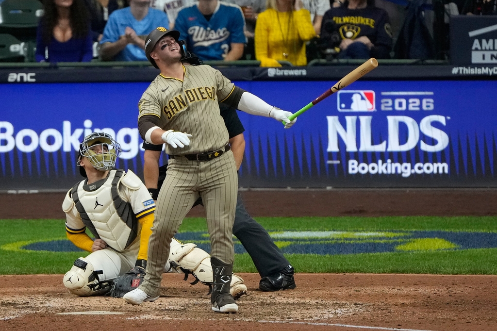 MLB(影)/太扯了!逆轉兩分砲竟被「屋頂接殺」 教士9局上從天堂掉到地獄