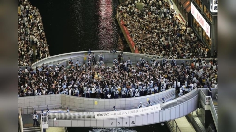 日職/上千警力鎮守還是要跳水慶祝!阪神首度央聯二連霸 球迷突破封鎖跳道頓堀川