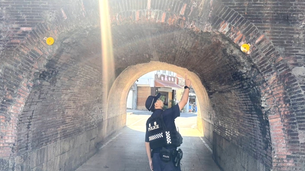 西門屢遭撞! 小貨車硬闖 擦撞恆春古城城牆 依文資法送辦