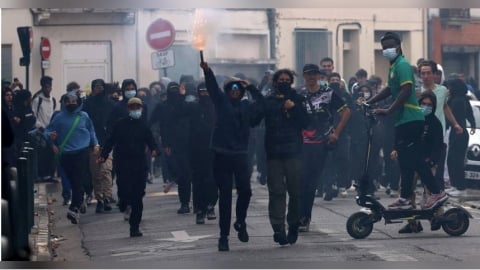 法國爆大規模學生抗議!24所學校遭縱火洗劫 多達500校停課