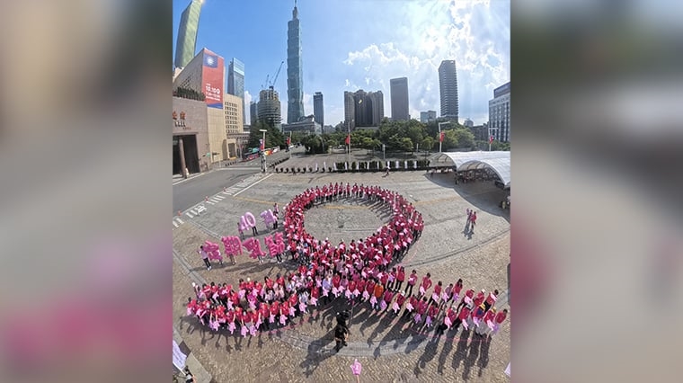 ▲中華民國乳癌病友協會集結400位病友排出大型粉紅絲帶圖騰,呼應活動主題「40–74,是妳的事!定期乳篩,PINK健康!」。期盼女性朋友定期乳篩,守護健康。(圖/中華民國乳癌病友協會提供)