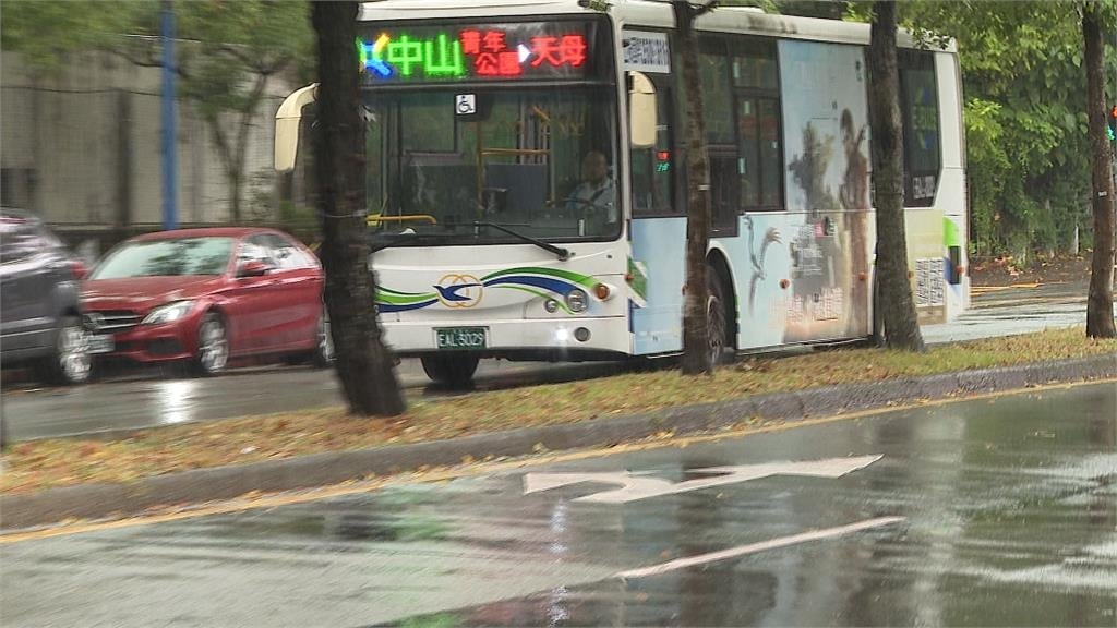 車體有縫?公車內底盤噴「小水柱」 業者解釋「這原因」已安排進廠維修