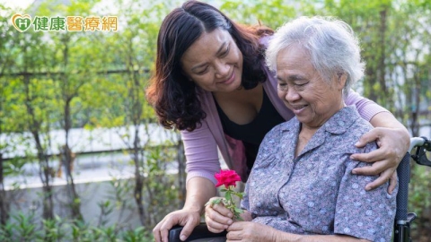 長輩孤獨、社交孤立?「社會處方箋」用正念練習陪伴走出家門