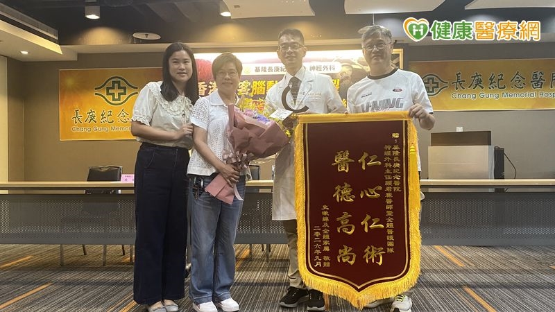 ▲來自香港的史女士(右二)兩年前來台旅遊,期間突然發生腦動脈瘤破裂,於基隆長庚醫院治療約21天。