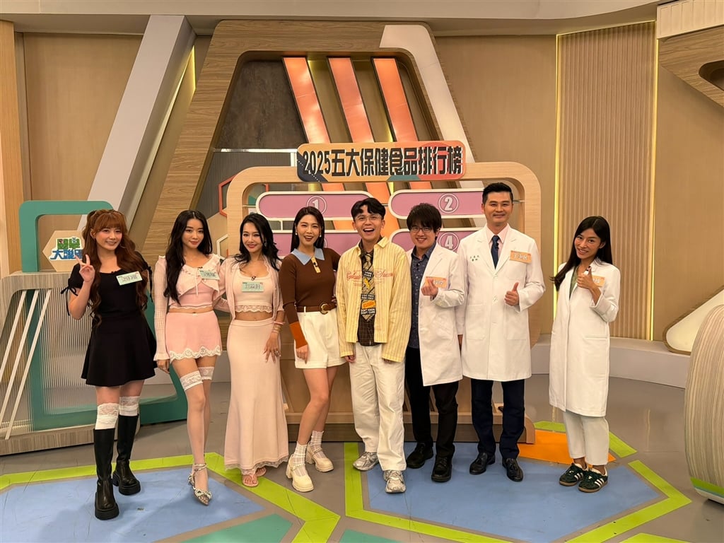《醫學大聯盟》本集藝人，左起：解婕翎；成語蕎；王思佳；白家綺；黃豪平、洪暐傑醫師、王惠民醫生、林映玫醫師