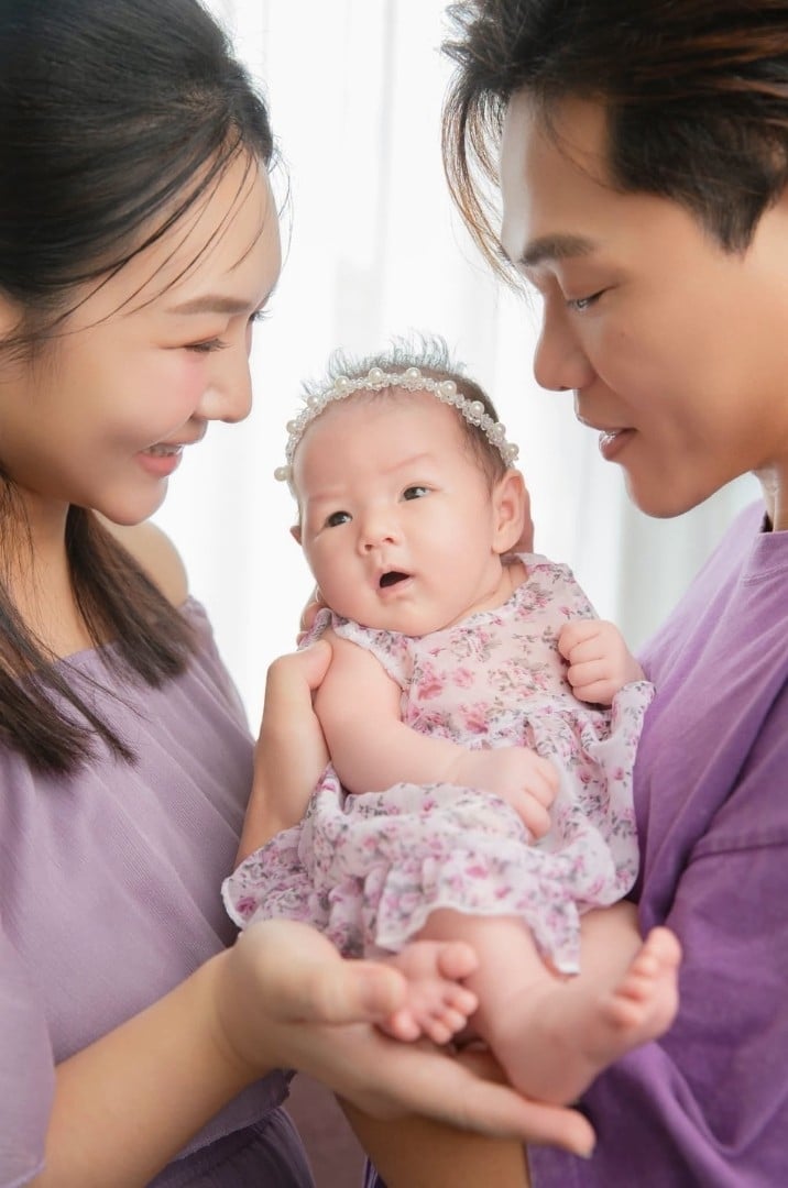 李又汝開心曬出與寶貝女兒一家三口幸福寫真。/ 翻攝李又汝FB