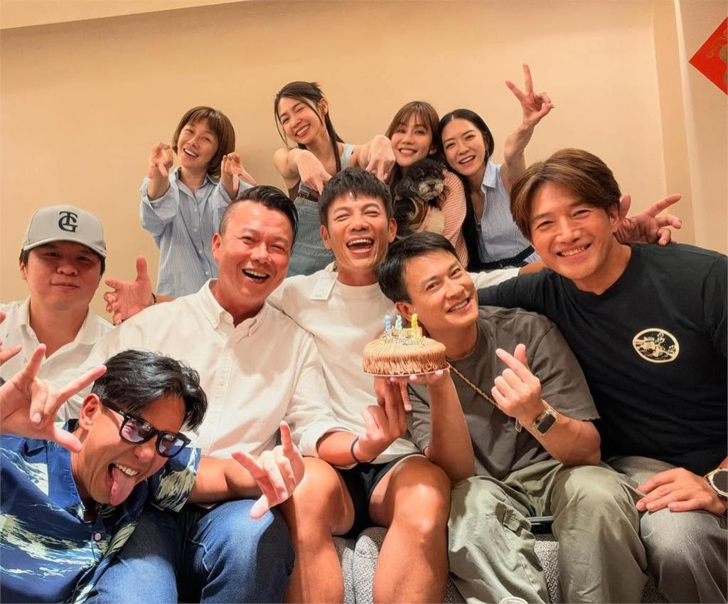 曾智希「親密依偎老公」臉紅!甜喊大11歲陳志強「是18歲」:像好酒越陳越香