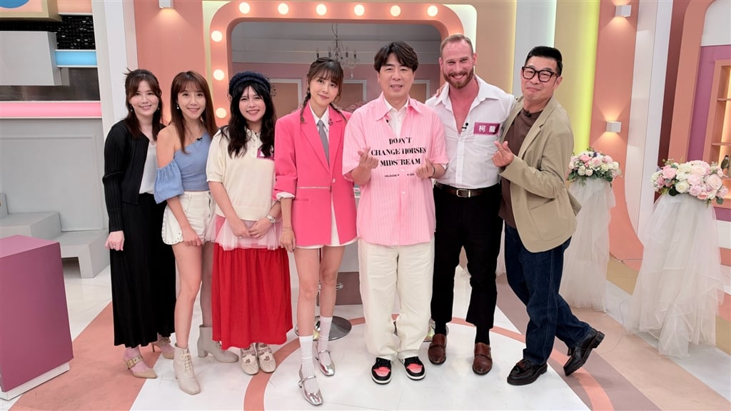 《姊妹亮起來》特別來賓，左起：美容專科醫師孫克嘉；佩佩；夏宇童；主持人；柯龍；馬力歐
