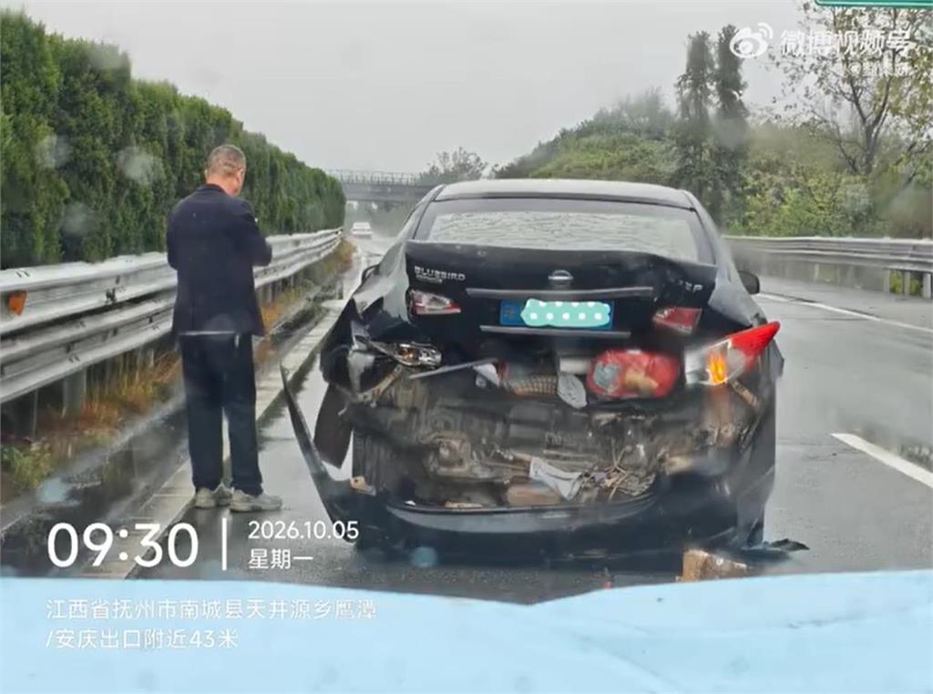劉樂妍又出車禍！高速公路兩車相撞「車頭全毀、零件飛出」驚險現場畫面曝光