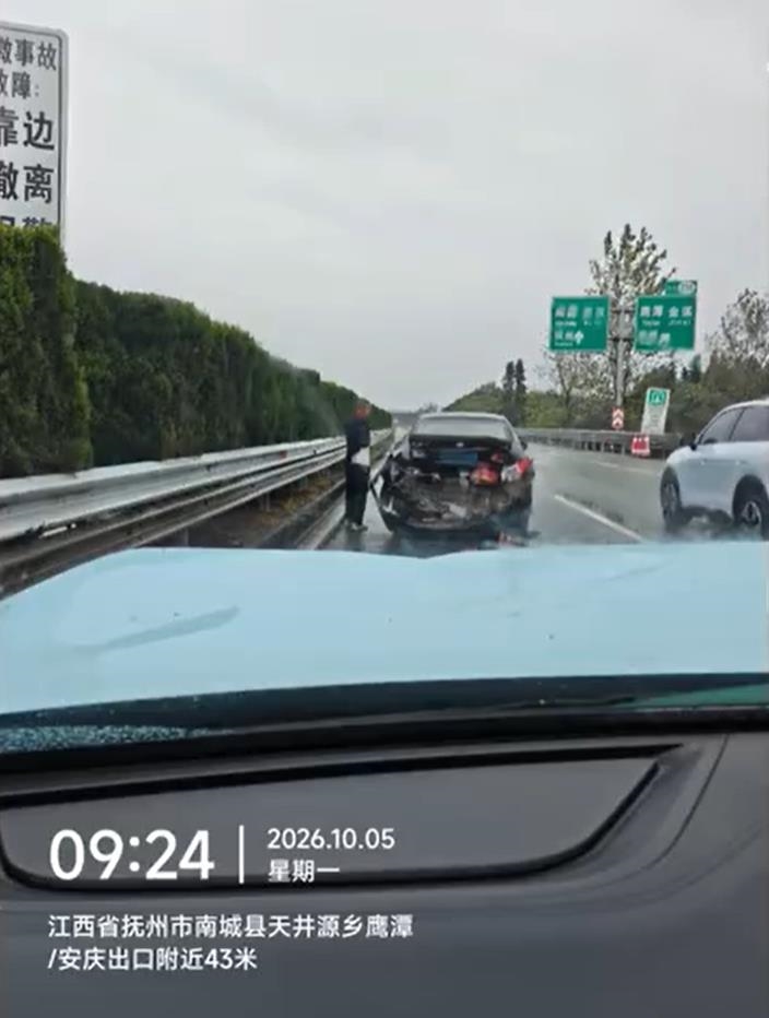 劉樂妍又出車禍！高速公路兩車相撞「車頭全毀、零件飛出」驚險現場畫面曝光
