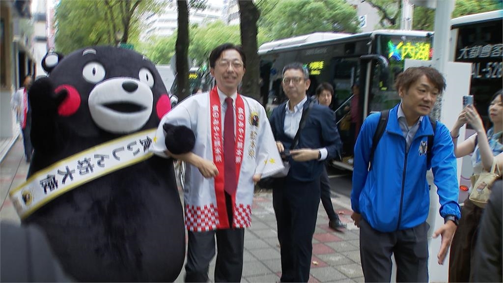 卡哇伊!熊本熊現身台北街頭發早餐 民眾嗨翻搶合照