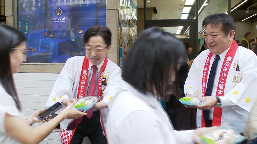 卡哇伊!熊本熊現身台北街頭發早餐 民眾嗨翻搶合照