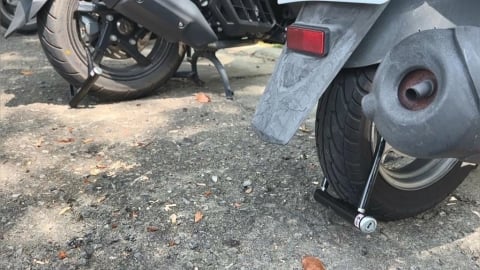 勸導不聽! 高雄科技大學祭鐵腕「大鎖伺候」違停機車