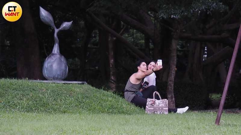 結束視訊後，兩人開啟甜蜜自拍模式，臉貼著臉拍照，白彌兒嘟起嘴來，互動相當可愛。（圖／本刊攝影組）