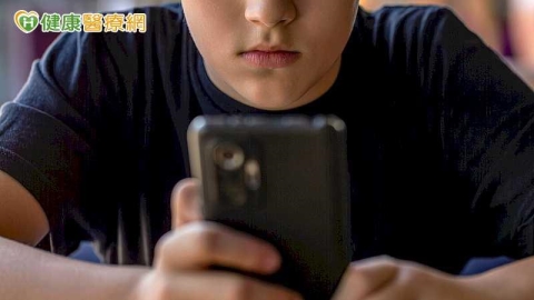 把AI當「心事顧問」?研究調查近4萬學生:使用者情緒困擾較明顯