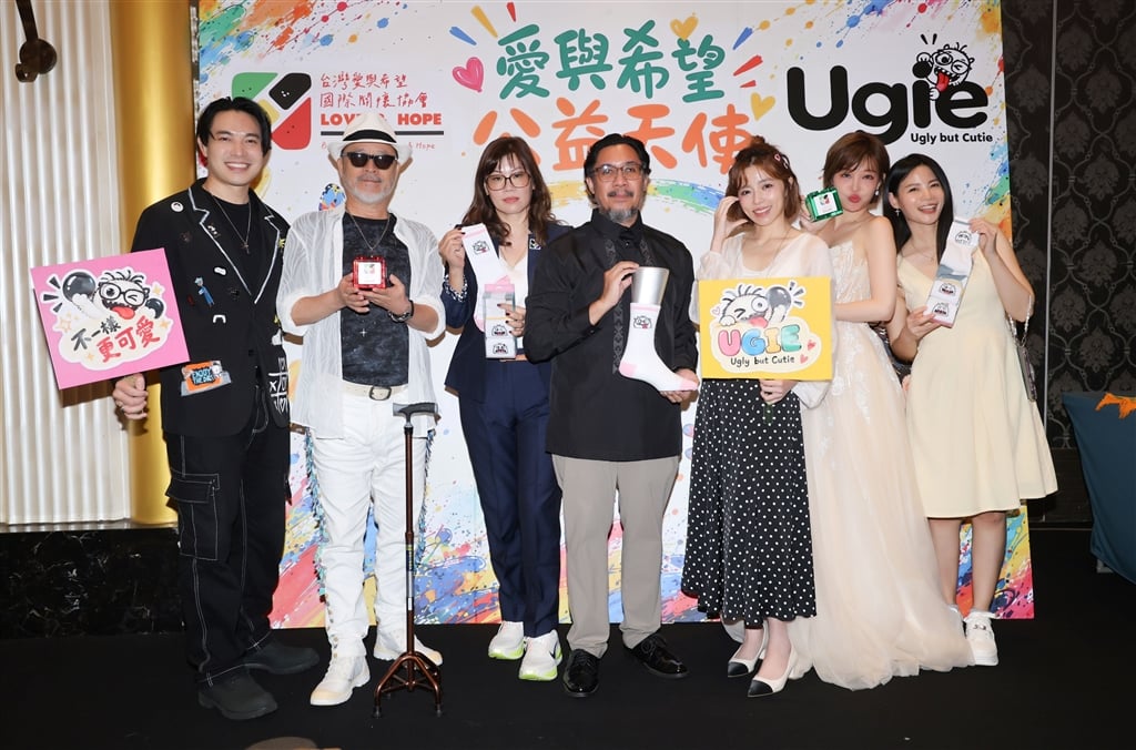 班鐵翔(左2)今年5月摔出腿傷,至今仍需拄手杖行動(圖/台灣愛與希望國際關懷協會)