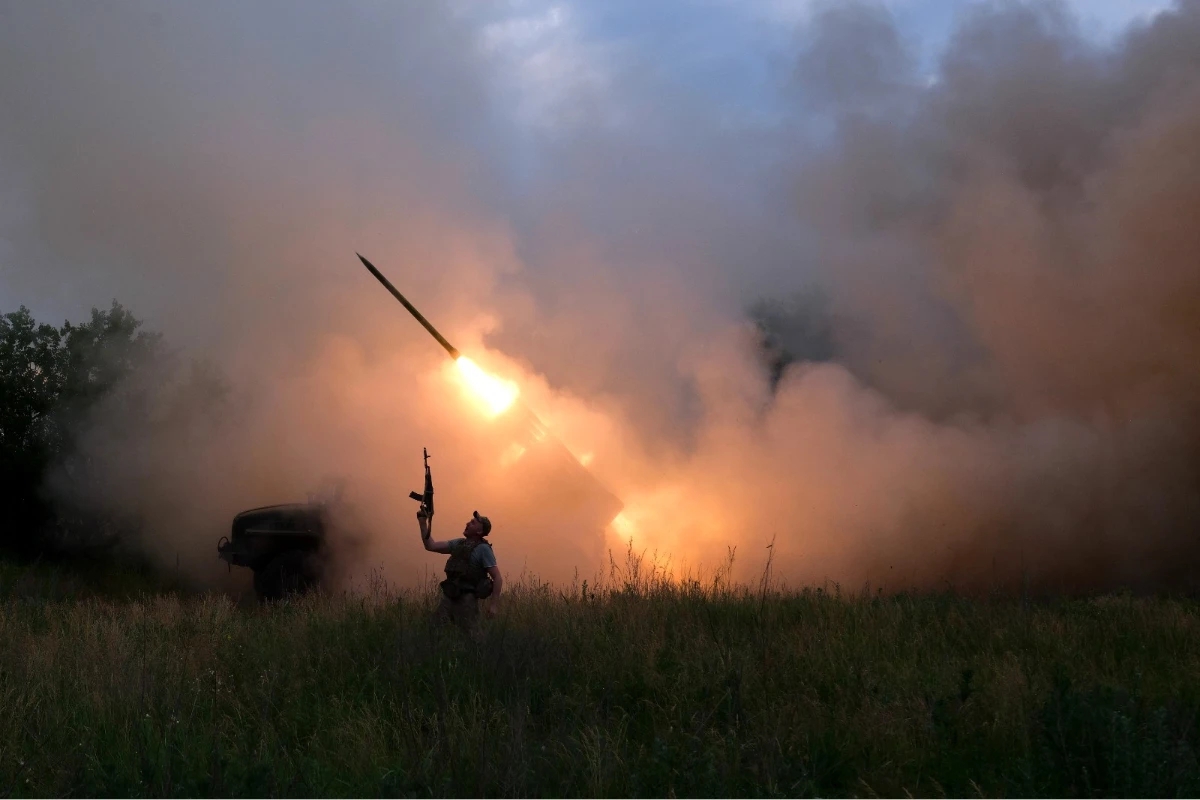 2026年6月4日,烏克蘭東部頓內茨克州,烏軍發射BM-21「格勒」(Grad)多管火箭砲。(法新社)