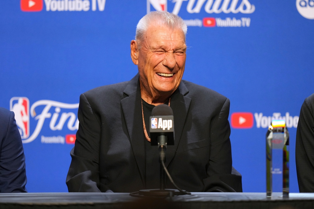 NBA(影)/開罐啤酒敬過世傳奇老教頭!勇士總教練柯爾只喝一口因為還有比賽