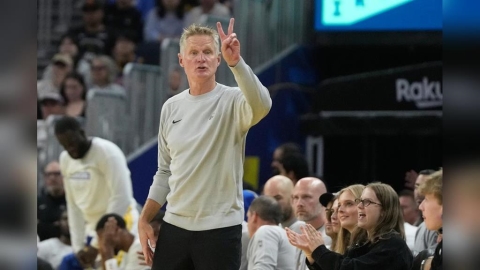 NBA(影)／開罐啤酒敬過世傳奇教頭！勇士總教練柯爾喝一口意思一下向老尼爾森致敬