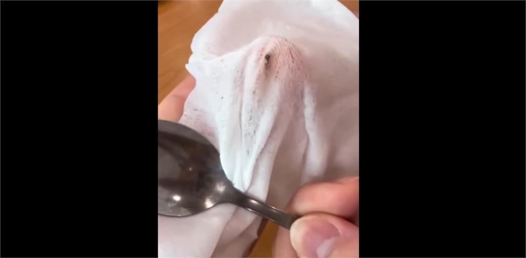 噁！　連鎖壽司名店用餐　湯匙一擦竟滿滿咖啡色髒垢