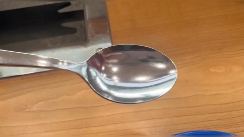 噁！　連鎖壽司名店用餐　湯匙一擦竟滿滿咖啡色髒垢