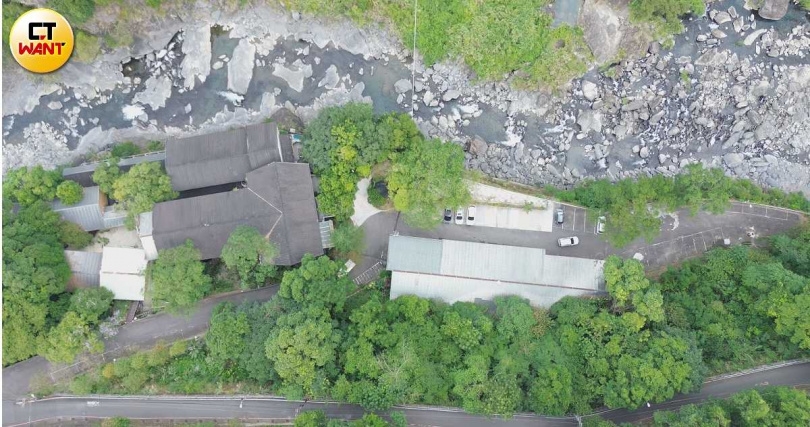 空照圖成為拆屋還地案的勝負關鍵,烏來名湯無法證明違建在2003年7月21日前已存在。(圖/本刊影音組)