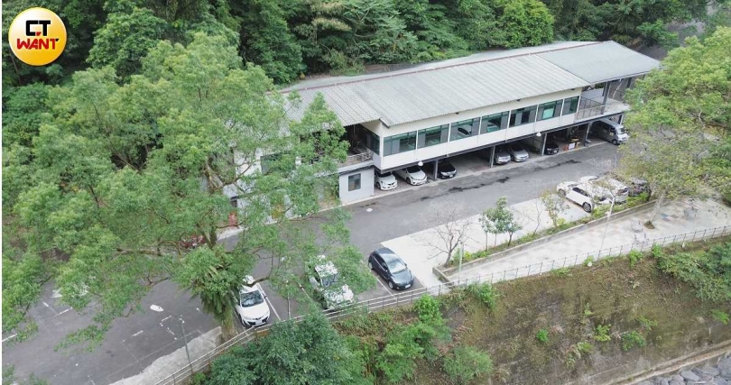 烏來名湯沿著溪畔增設的停車場、庭院、鐵皮建物都是違建。(圖/本刊影音組)