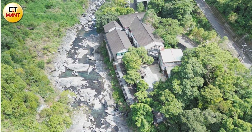 烏來名湯長期霸佔國有地蓋違建,前兩任負責人是邱垂益、邱烽堯父子。(圖/本刊影音組)