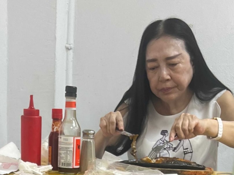 不知是否心情不佳,一直皺著眉頭,招牌八字眉更加明顯。(圖/讀者提供)