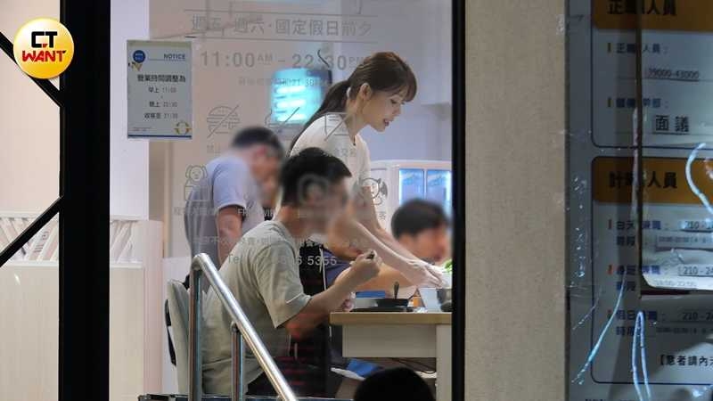 更早之前本刊曾直擊下工後的Yuri身穿輕便T恤,親切與資深鐵粉聚餐提前慶生。(圖/本刊攝影組)