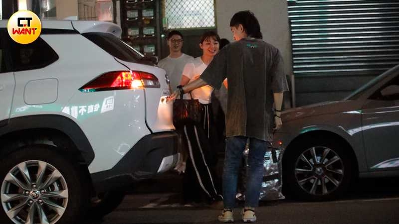 吃飽喝足,一行人在餐廳外合影留念,Yuri在粉絲目送下獨自搭車回南港豪宅。(圖/本刊攝影組)