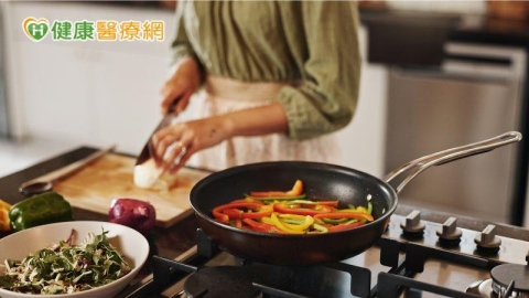 50歲年齡54歲身體!在家煮飯更健康?小心不沾鍋隱藏風險